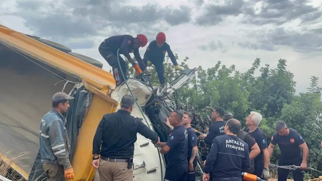 Alanya’da Kamyonların Kafa Kafaya Çarpıştığı Kaza Can Aldı 9